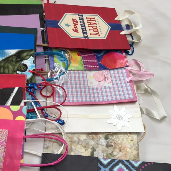 Lot of Assorted Gift Bags - Picture 3 of 8